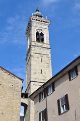 Fototapeta na wymiar Италия, Бергамо, колокольня средневековой церкви.