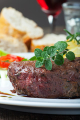 Gegrilltes Steak mit Oregano