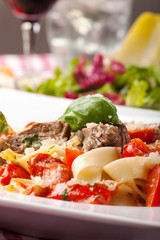 Tagliatelle mit Steak und Tomaten