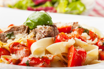 Tagliatelle mit Steak und Tomaten
