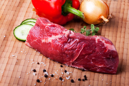 Rohes Steak mit Pfeffer