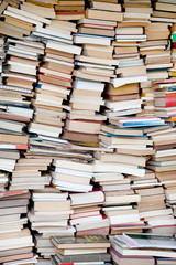 Viele alte Bücher als Hintergrund