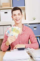 Lachender Mann mit Euro-Geldscheinen