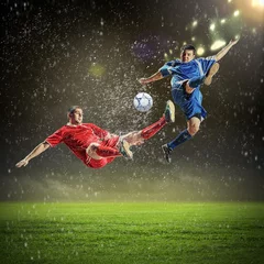 Fototapete Fußball zwei Fußballspieler, die den Ball schlagen