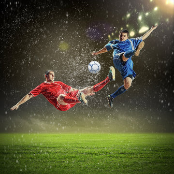 Dekokissen mit dem Motiv „Action am Ball auf Rasen“