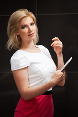 Obraz premium Young woman holding a digital tablet computer