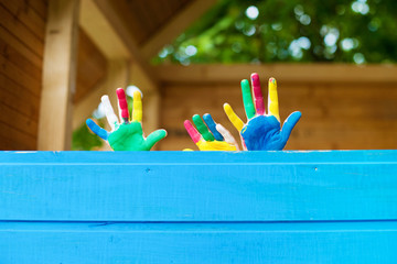 kinder im spielhaus