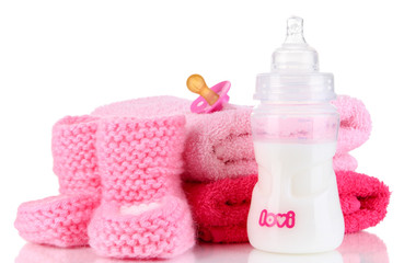 Obraz na płótnie Canvas Butelki do mleka z ręczników i brodawki na białym