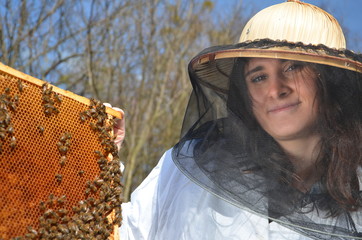 pszczelarz w pasiece