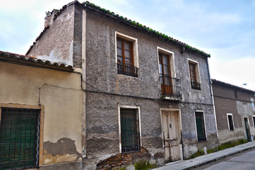 Fototapeta na wymiar Puertollano, niezamieszkały dom z dwóch kondygnacji
