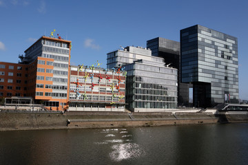 abwechselungsreiche Architektur im Medienhafen