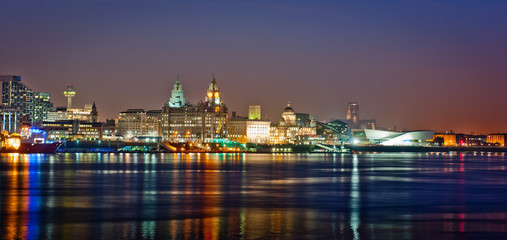 Fototapeta na wymiar Kolorowe Liverpool Skyline
