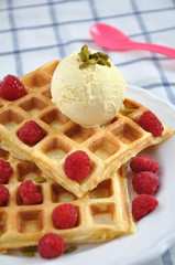 Waffeln mit Eiscreme und Beeren