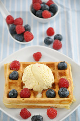 Waffeln mit Eiscreme und Beeren