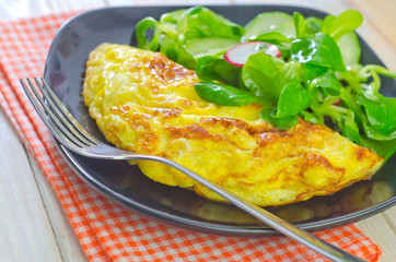 omelette with salad