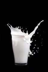 spritzige Milch im Glas