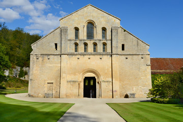 Fototapeta na wymiar Westfassade der Abteikirche Fontenay / Burgund, Frankreich