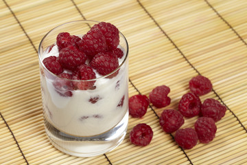 Joghurt mit Himbeeren - Himbeerjoghurt auf einem Bambusset