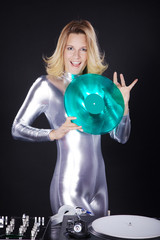 Sexy DJ Frau mit Schallplatteam Mischpult lacht Porträt