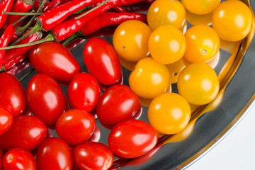 Chilischoten und Tomaten