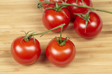 Tomaten auf Holzbrett