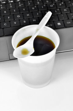 caf&eacute; y ordenador
