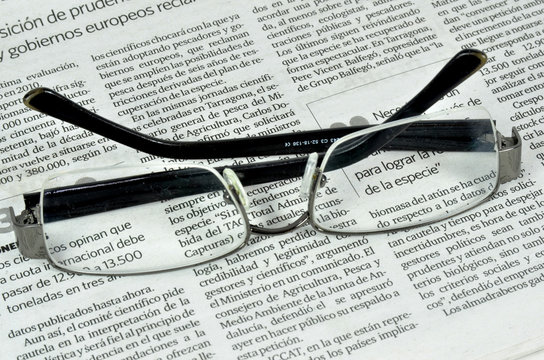 Gafas sobre un peri&oacute;dico