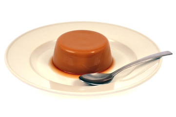 Flan au café dans une assiette