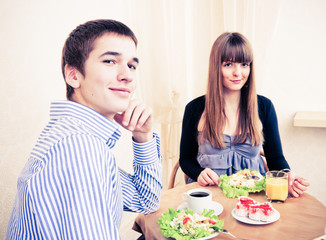 Obraz na płótnie Canvas Young caucasian couple dining in restaurant