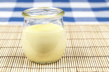 Vanille-Pudding auf einem Bambusset