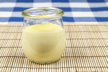 Vanille-Pudding auf einem Bambusset