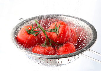 Tomatoes-on-vine-water-splash