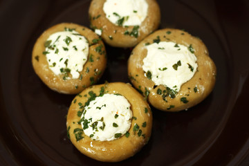 Gefüllte Champignons