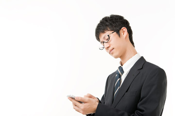 スマートフォンを操作する男性