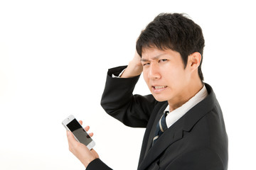 スマートフォンを持った男性　トラブル