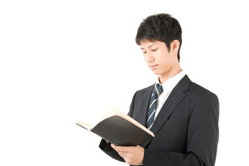 手帳を持った男性