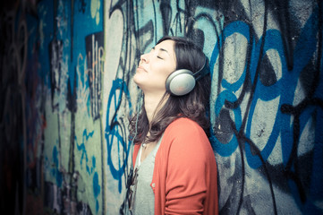 Naklejka premium Beautiful stylish woman listening to music