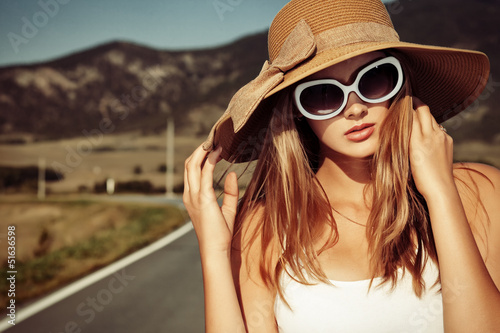девушка путешествие очки шляпа girl journey glasses hat бесплатно