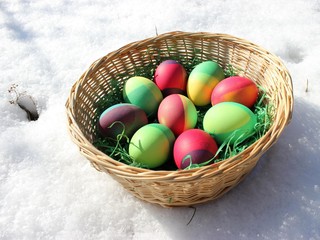 Osterkorb mit neun bunten Ostereiern