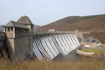 Der überlaufende Edersee im Frühjahr 2013