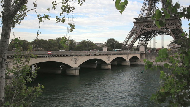 Йенский мост (Pont d'I&eacute;na или "Jena Bridge") и Эйфелева башня