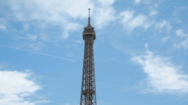 Вершина Эйфелевой башни на фоне голубого неба