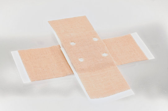 Heftpflaster &uuml;ber Kreuz