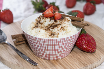 Rice Pudding with Cinnamon and Strawberries
