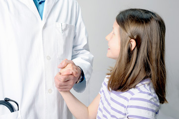Mädchen schaut zu Doktor auf