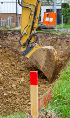 Hausbau - Grenzpfosten im Vordergrund