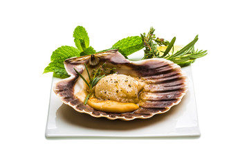 Scallop with asparagus, lime, mint and rosemary