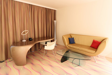 Goldenes Sofa mit Schreibtisch