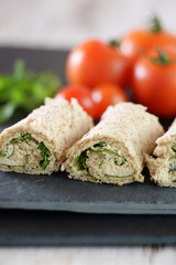 Vollkorntoast mit Sojacreme-Ruccola-Füllung