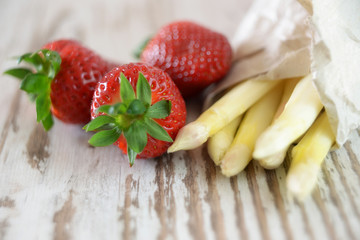 Frische  Erdbeeren mit Stangenspargel